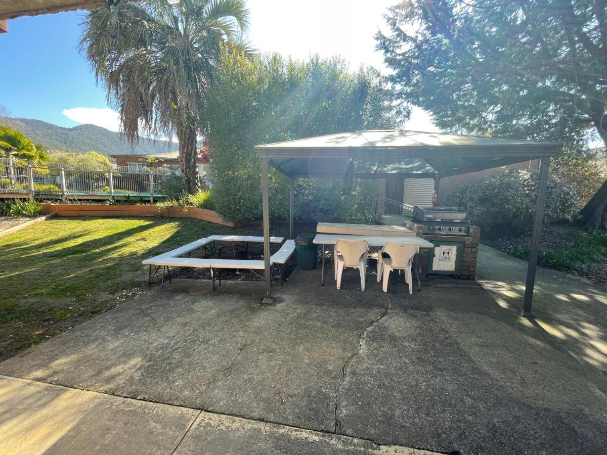 Mountain Creek Motel Bar&Restaurant Mount Beauty Bagian luar foto