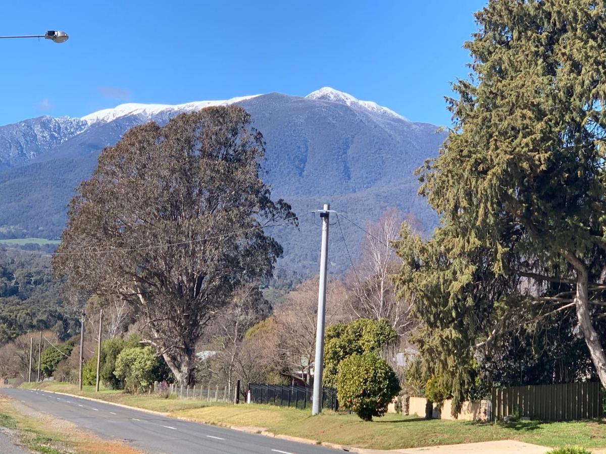 Mountain Creek Motel Bar&Restaurant Mount Beauty Bagian luar foto