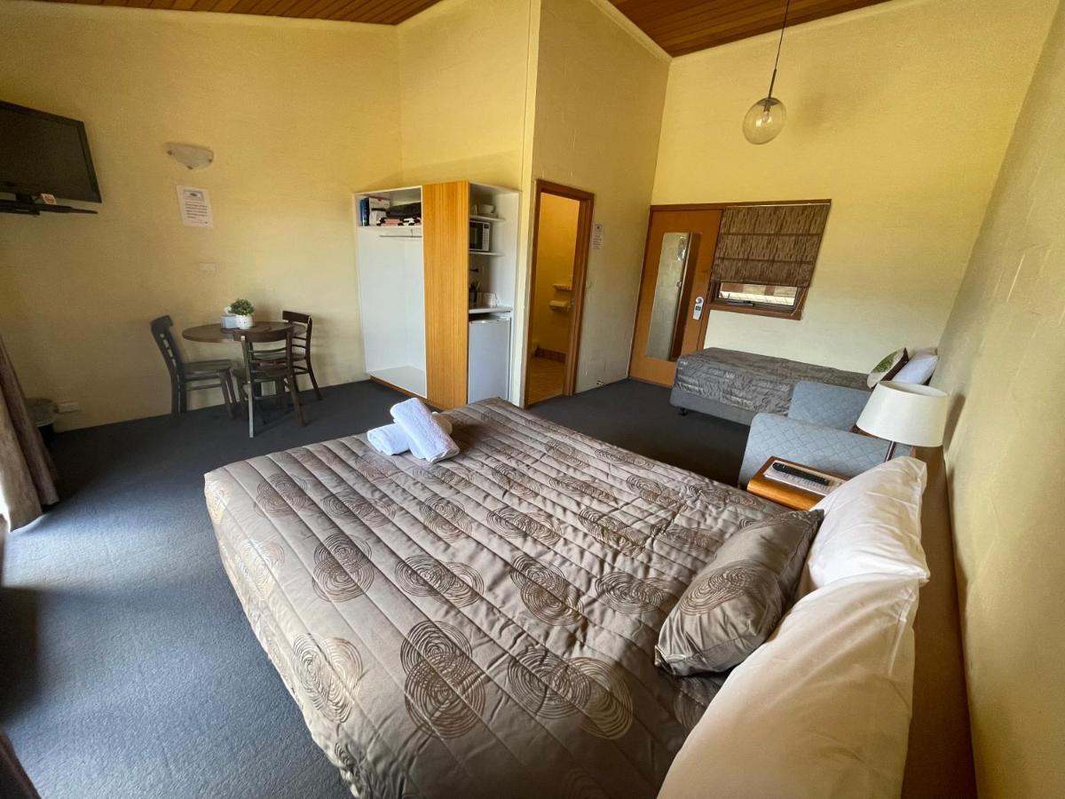 Mountain Creek Motel Bar&Restaurant Mount Beauty Bagian luar foto