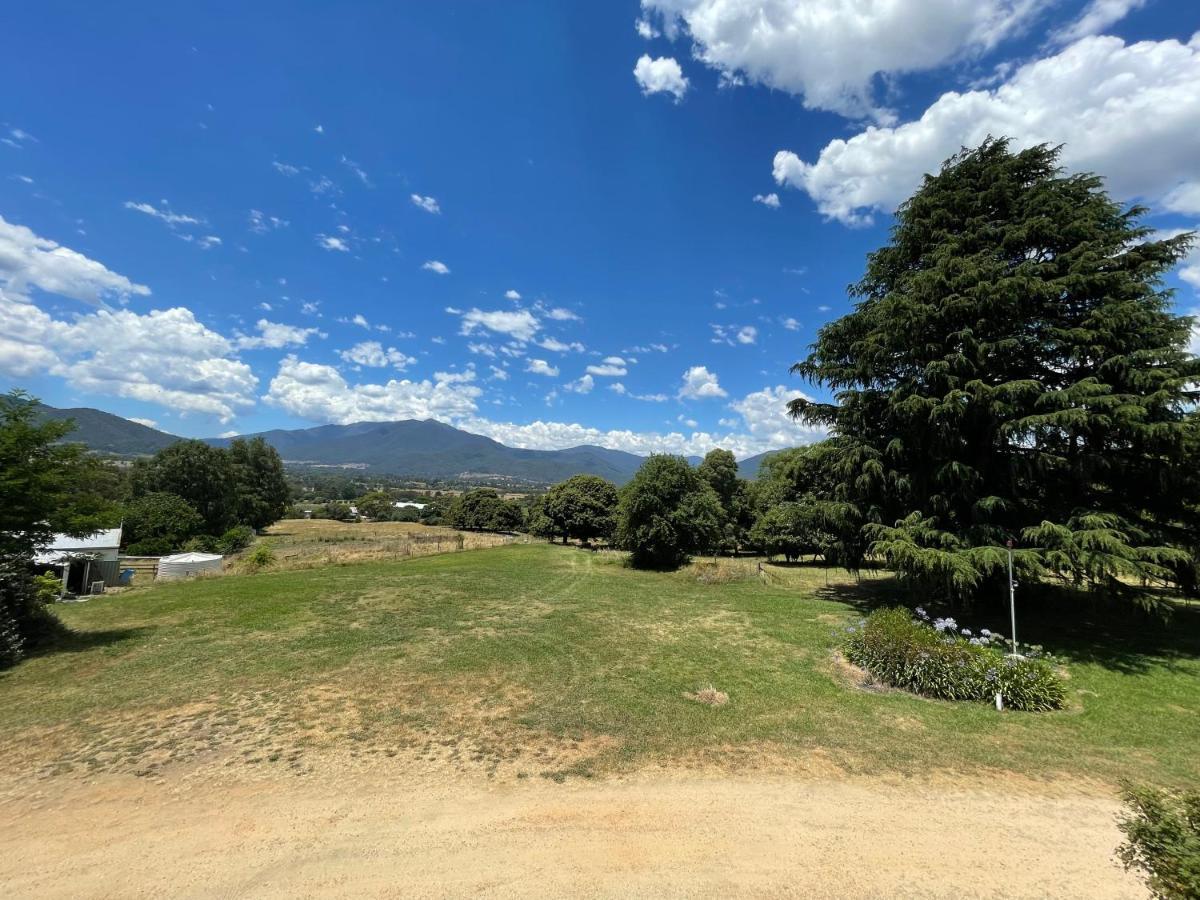 Mountain Creek Motel Bar&Restaurant Mount Beauty Bagian luar foto