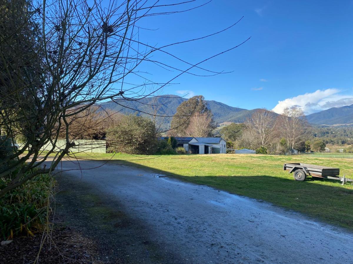 Mountain Creek Motel Bar&Restaurant Mount Beauty Bagian luar foto