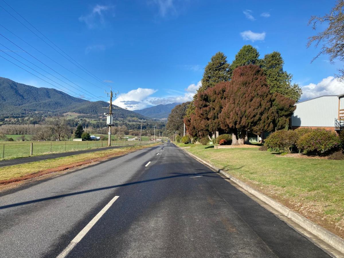Mountain Creek Motel Bar&Restaurant Mount Beauty Bagian luar foto