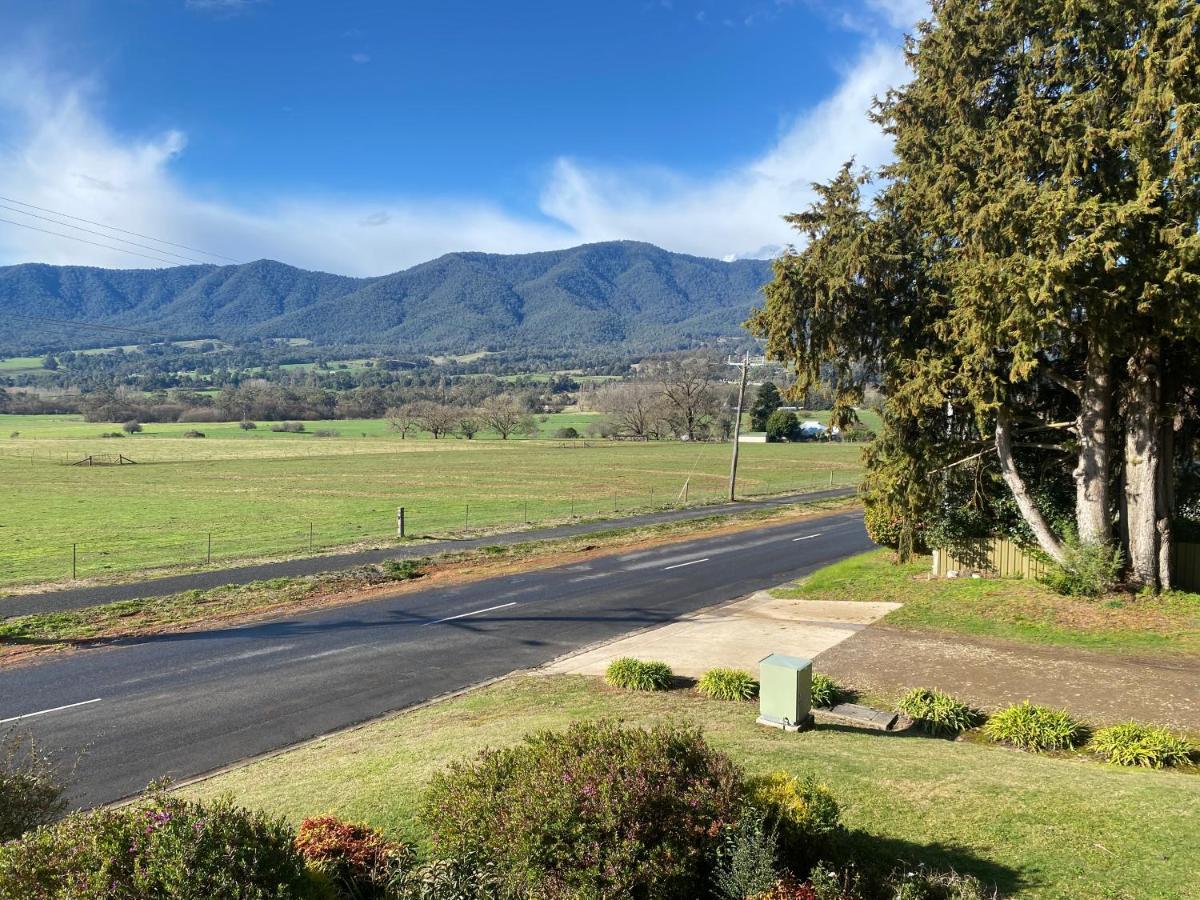 Mountain Creek Motel Bar&Restaurant Mount Beauty Bagian luar foto