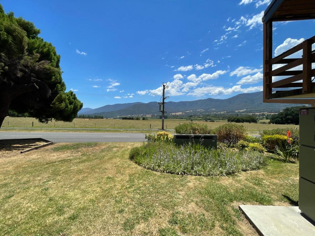 Mountain Creek Motel Bar&Restaurant Mount Beauty Bagian luar foto