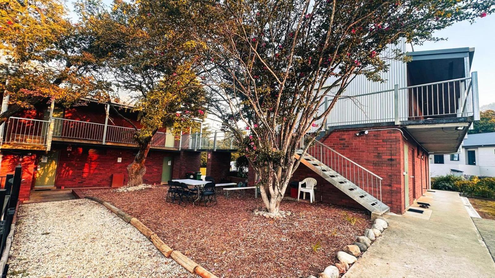 Mountain Creek Motel Bar&Restaurant Mount Beauty Bagian luar foto
