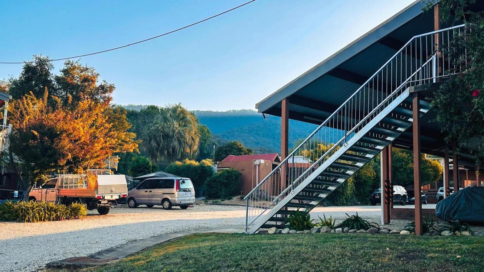 Mountain Creek Motel Bar&Restaurant Mount Beauty Bagian luar foto