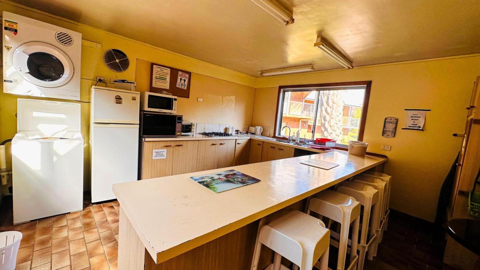 Mountain Creek Motel Bar&Restaurant Mount Beauty Bagian luar foto