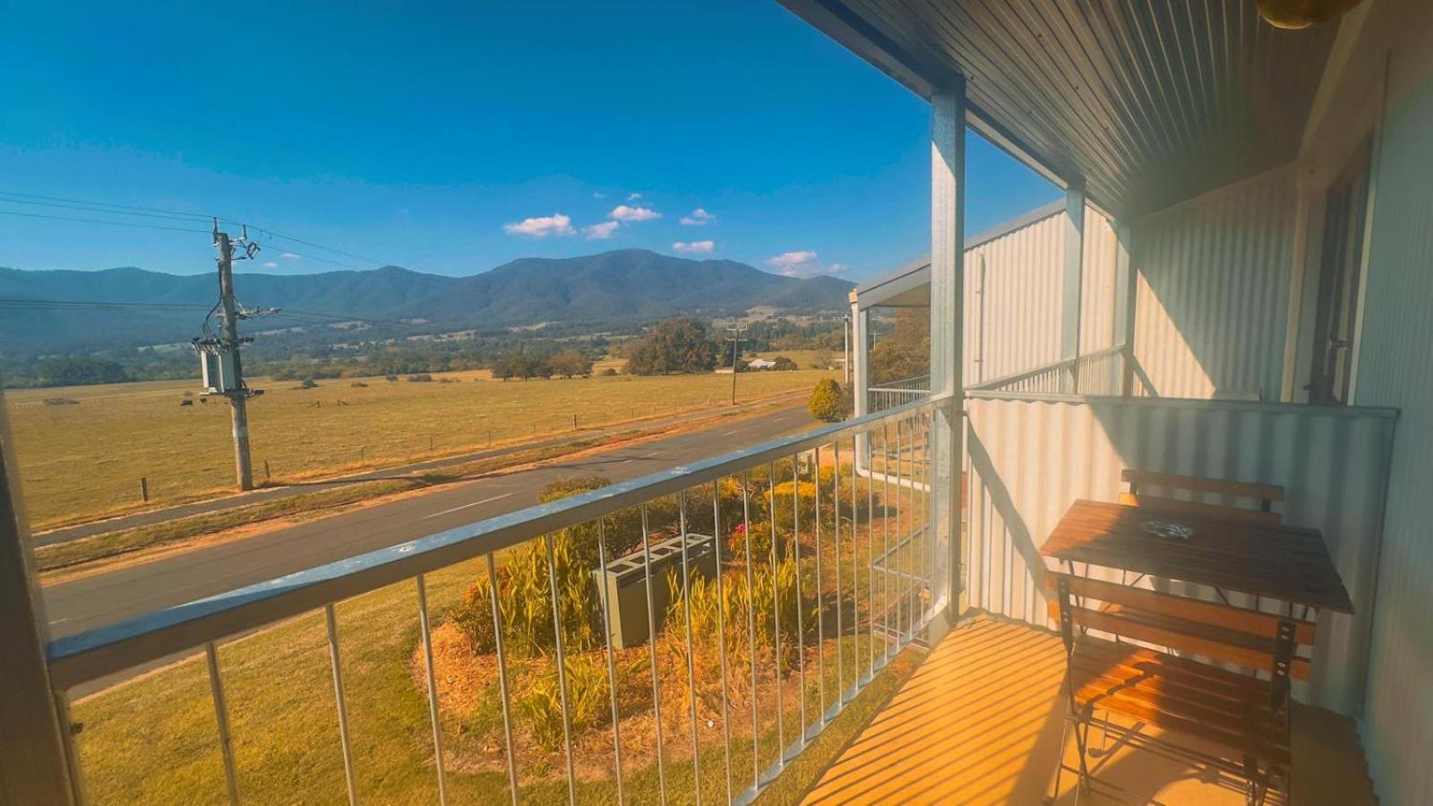 Mountain Creek Motel Bar&Restaurant Mount Beauty Bagian luar foto