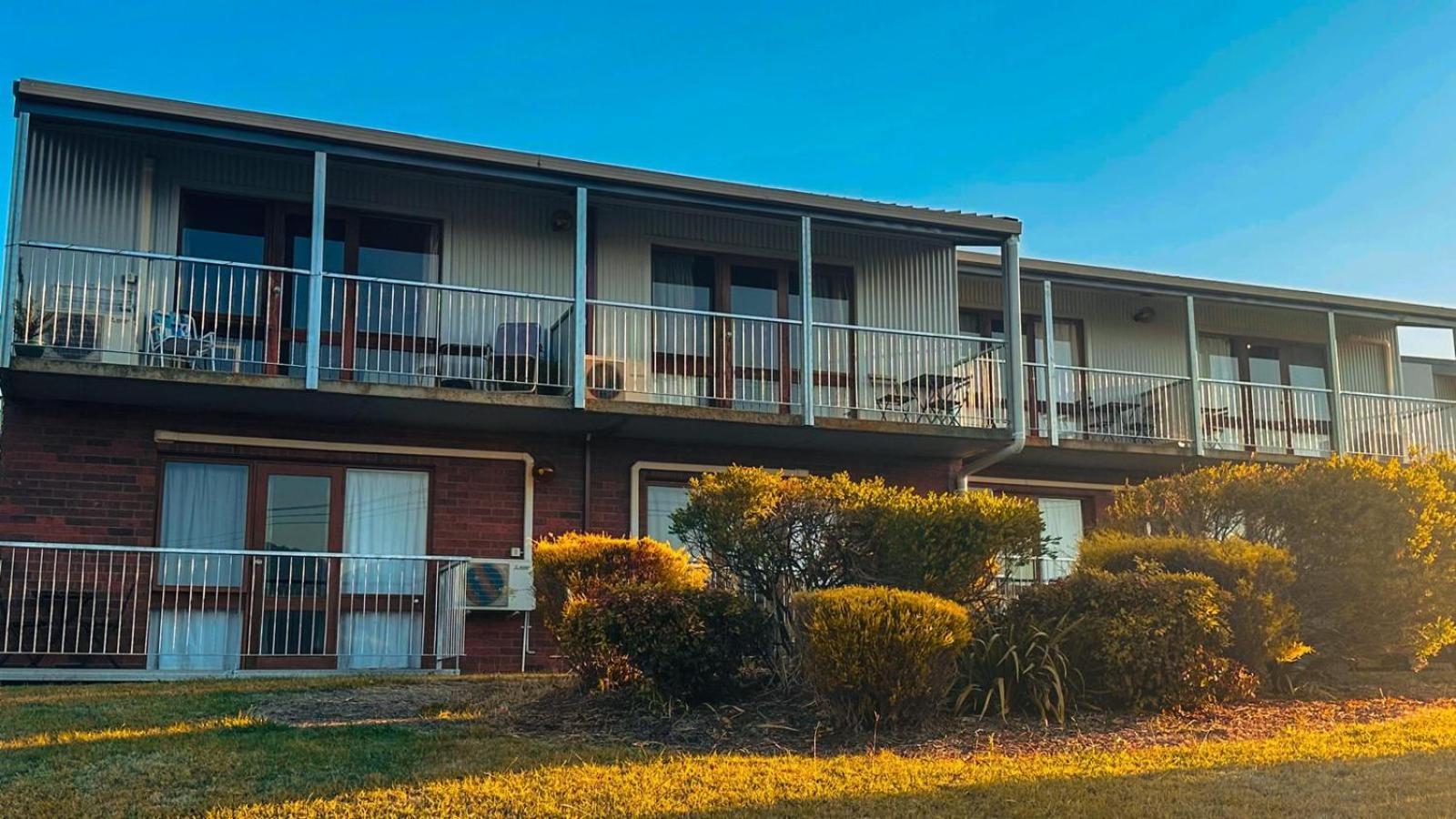 Mountain Creek Motel Bar&Restaurant Mount Beauty Bagian luar foto