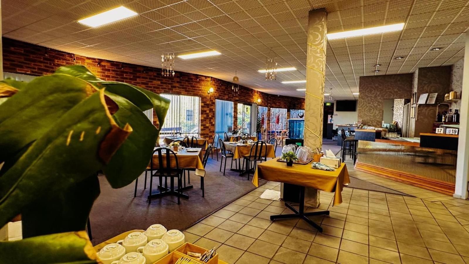 Mountain Creek Motel Bar&Restaurant Mount Beauty Bagian luar foto