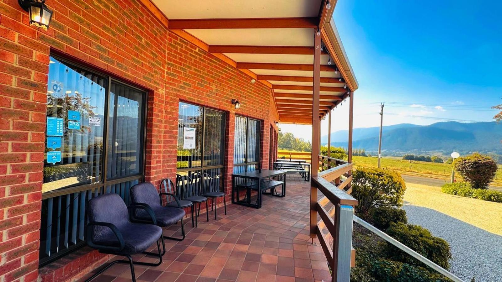 Mountain Creek Motel Bar&Restaurant Mount Beauty Bagian luar foto