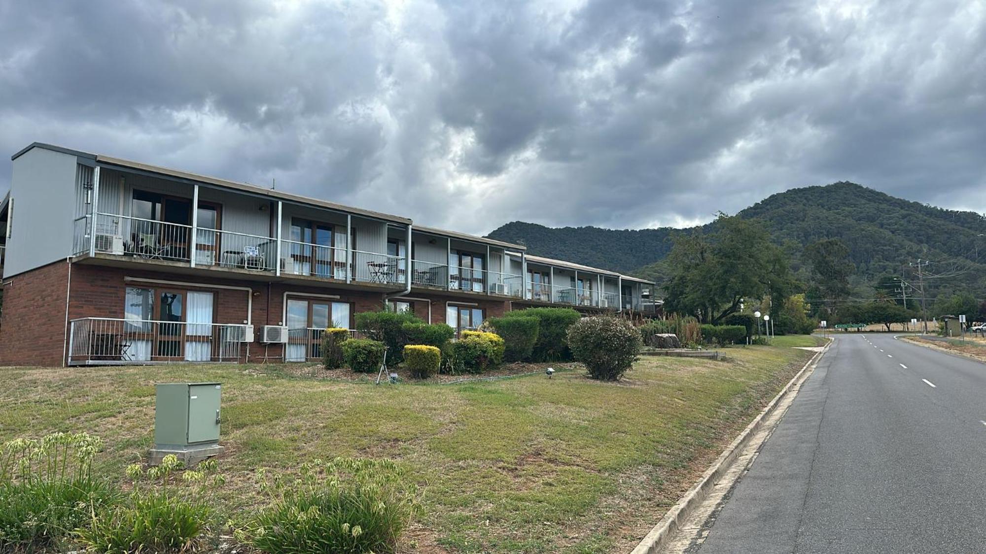 Mountain Creek Motel Bar&Restaurant Mount Beauty Bagian luar foto