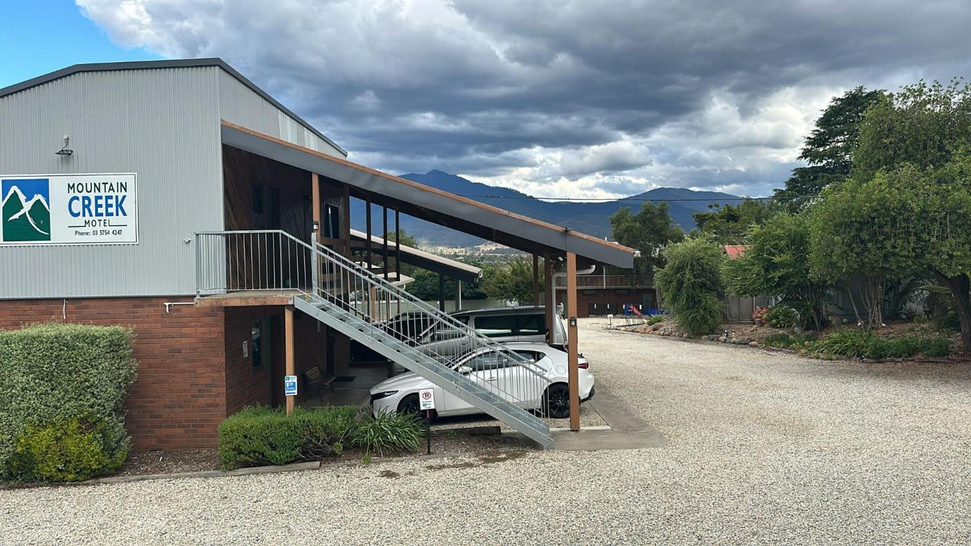 Mountain Creek Motel Bar&Restaurant Mount Beauty Bagian luar foto