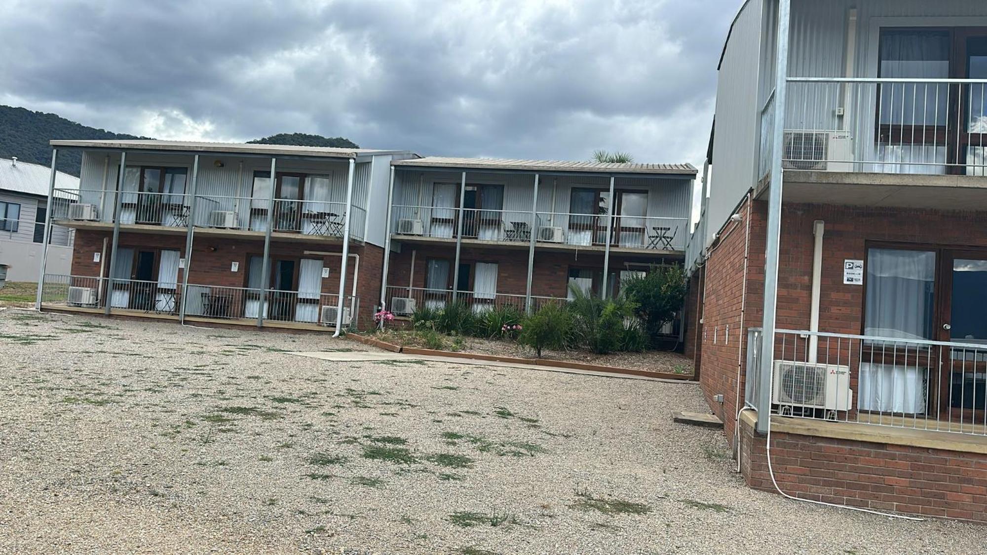 Mountain Creek Motel Bar&Restaurant Mount Beauty Bagian luar foto