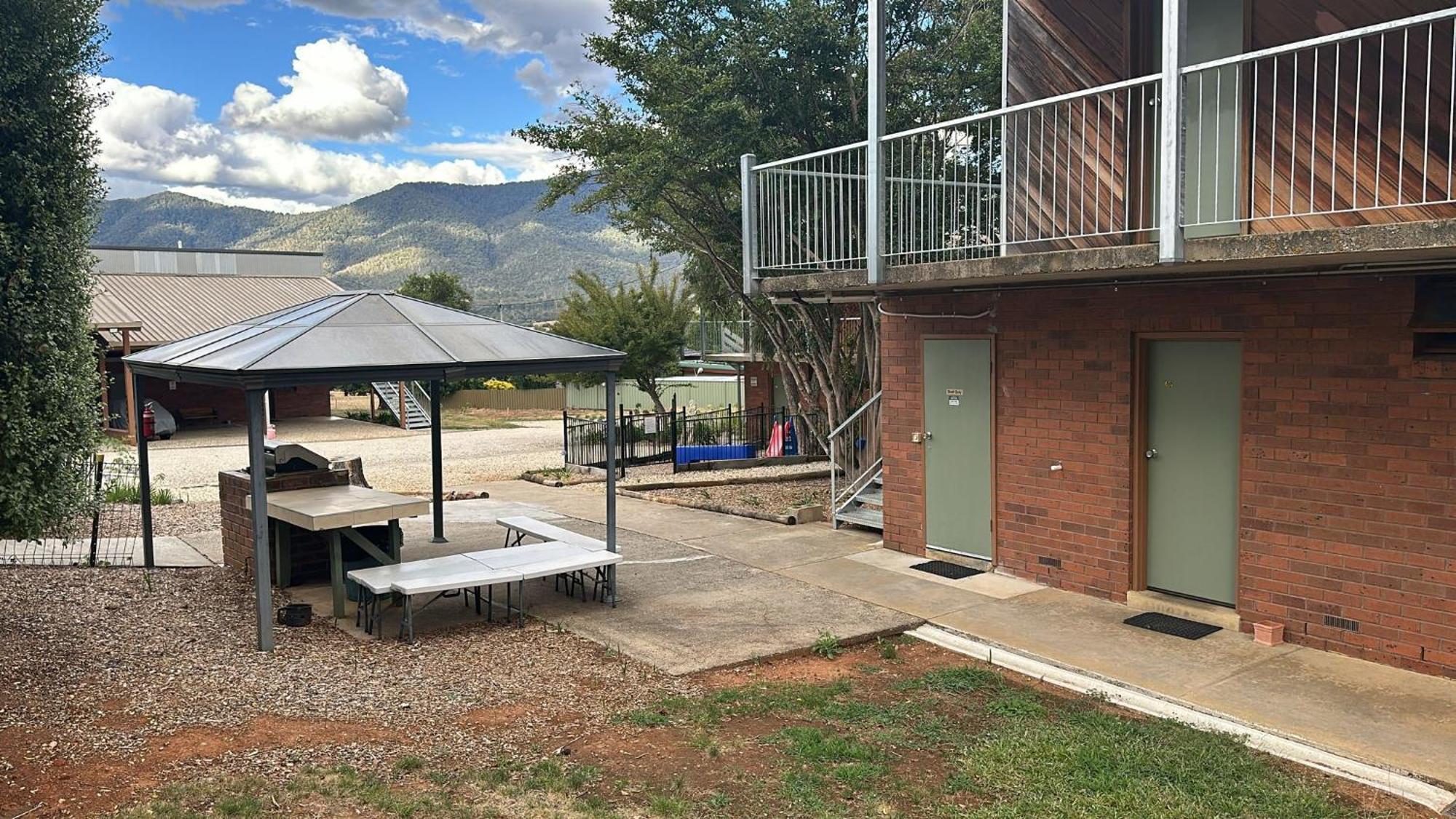 Mountain Creek Motel Bar&Restaurant Mount Beauty Bagian luar foto