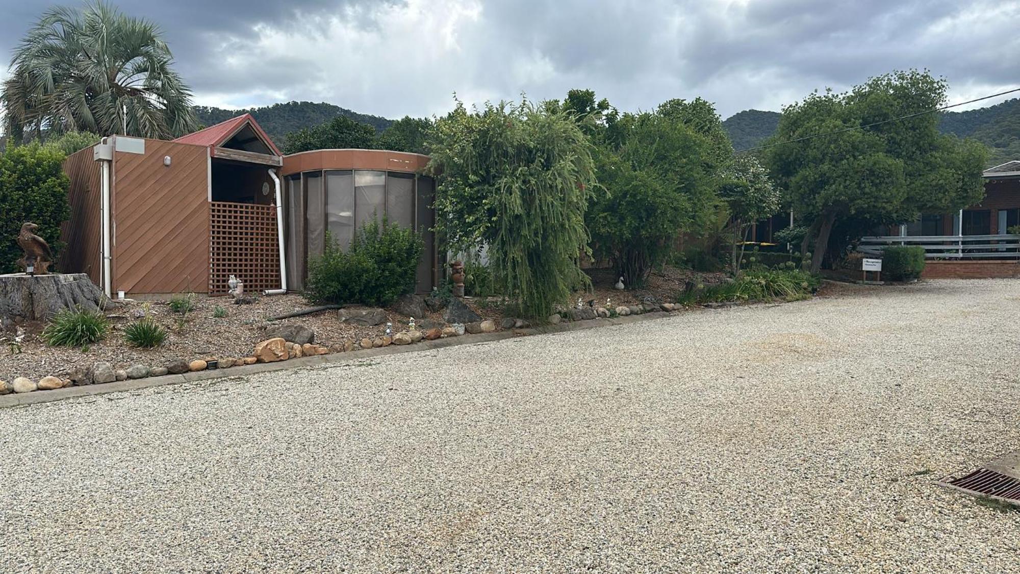 Mountain Creek Motel Bar&Restaurant Mount Beauty Bagian luar foto