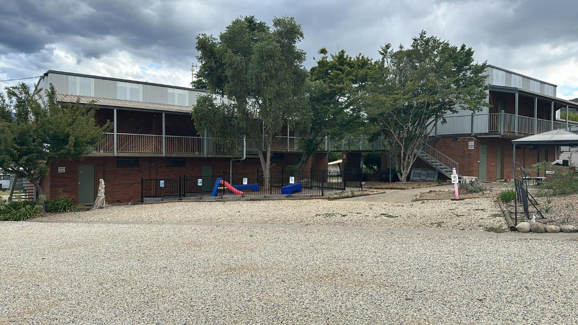 Mountain Creek Motel Bar&Restaurant Mount Beauty Bagian luar foto