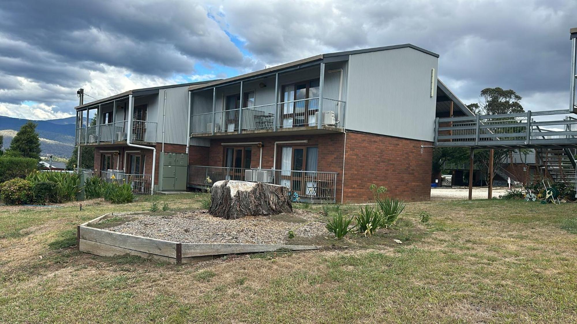 Mountain Creek Motel Bar&Restaurant Mount Beauty Bagian luar foto