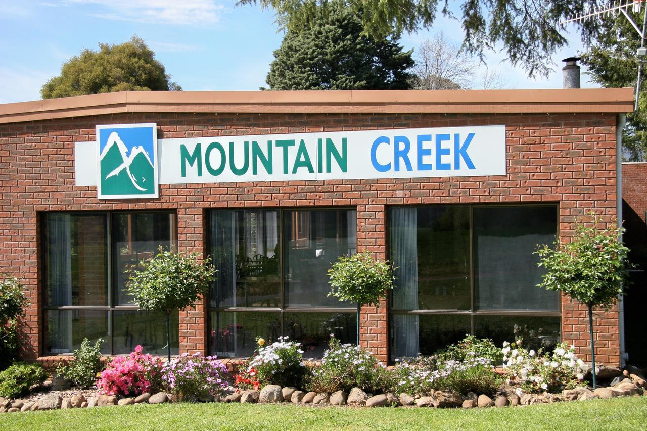 Mountain Creek Motel Bar&Restaurant Mount Beauty Bagian luar foto