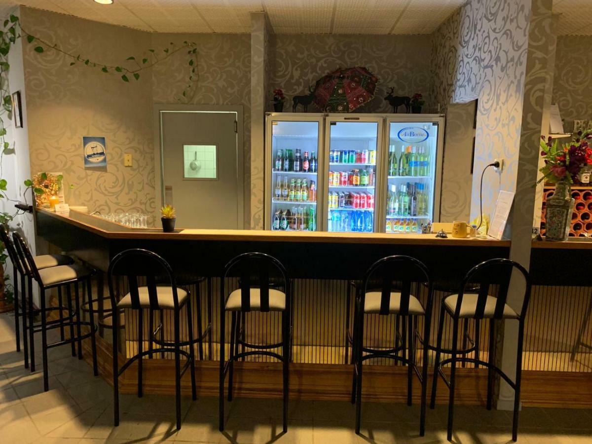 Mountain Creek Motel Bar&Restaurant Mount Beauty Bagian luar foto